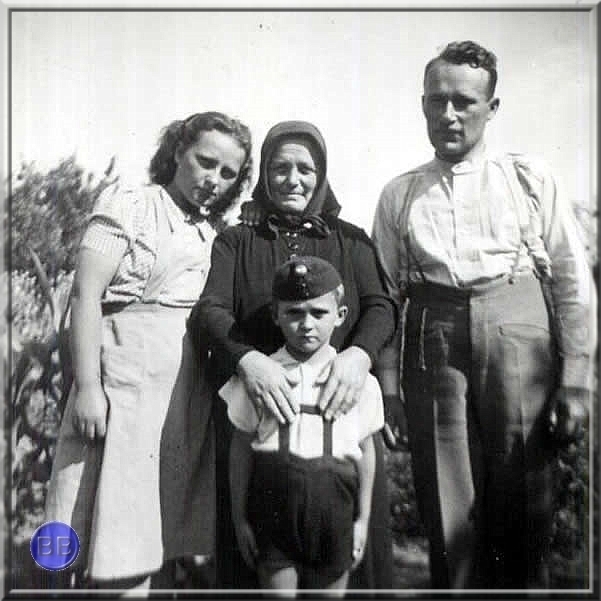 foto (41).jpg - Középen Bajnok István Édesanyja Fojtik Mária, jobbra Nagyapa testvére Bandur György, balra Válent Ilona, a kisfiú Bajnok Zoltán.A kép Kétegyházán készült.